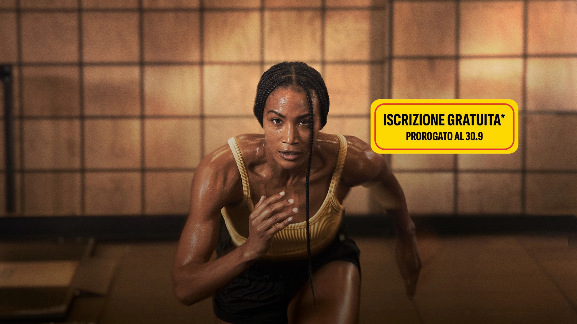 Atleta in abbigliamento sportivo assume una posizione dinamica durante l’allenamento; riquadro giallo con la scritta «Iscrizione gratuita* – prorogato al 30.9».